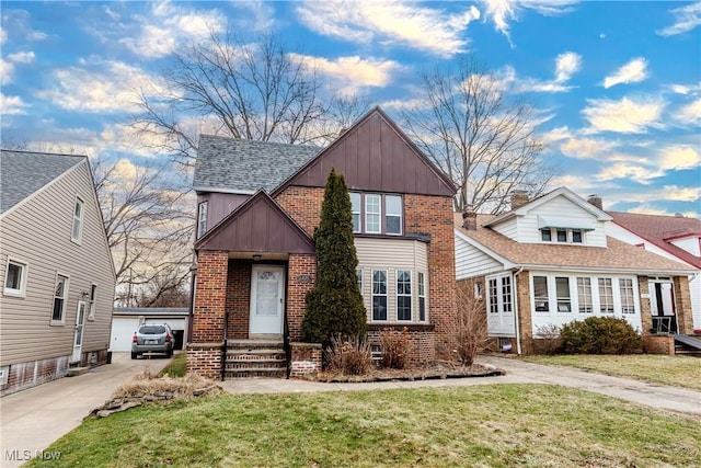 view of front of property with a front yard