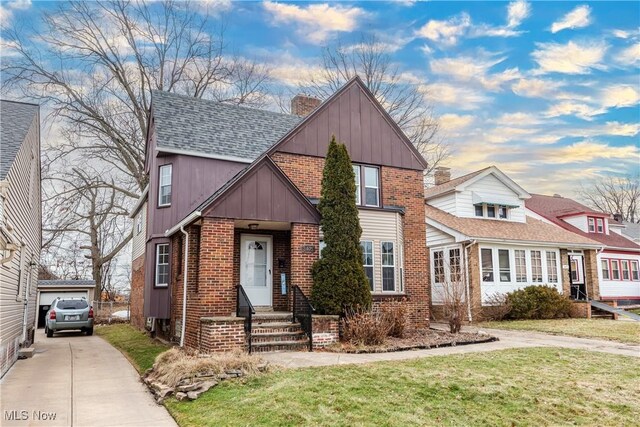 view of front of home with a front lawn