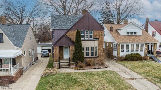 view of front of home featuring a front yard