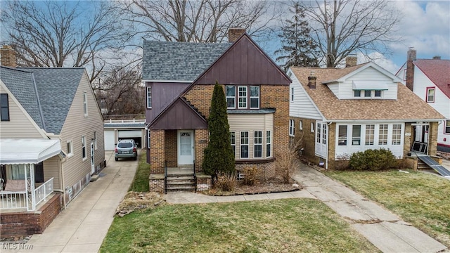 view of front of home featuring a front yard