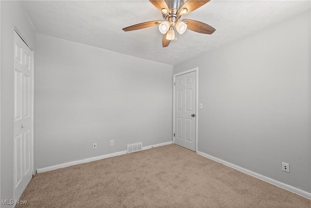 carpeted empty room featuring ceiling fan