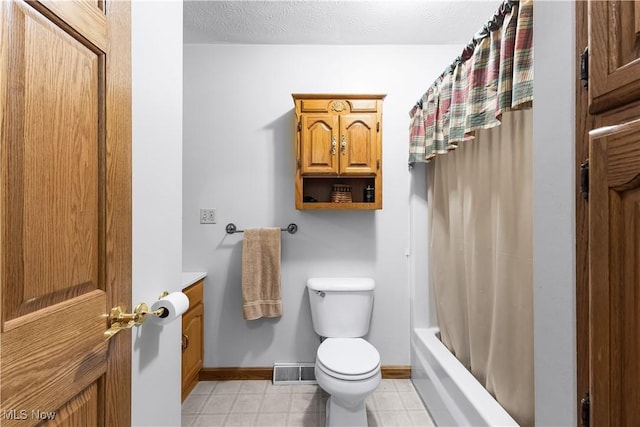 full bathroom featuring vanity, shower / bathtub combination with curtain, a textured ceiling, and toilet