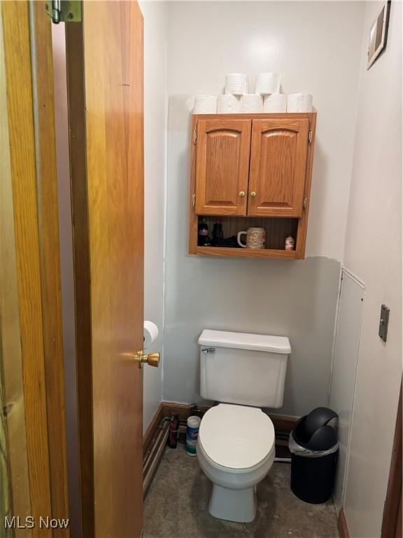 3438 Warren Meadville Rd, Cortland, OH 44410 - bathroom featuring toilet and baseboards