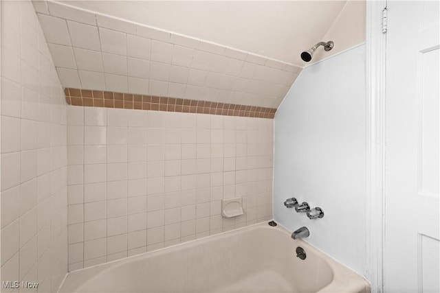 bathroom featuring tiled shower / bath