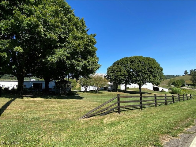 view of yard featuring a rural view