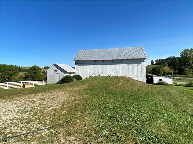 view of yard featuring an outbuilding