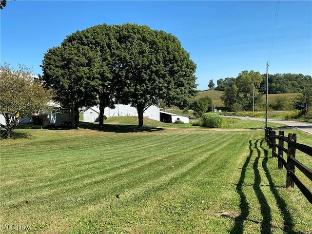 view of yard featuring a rural view