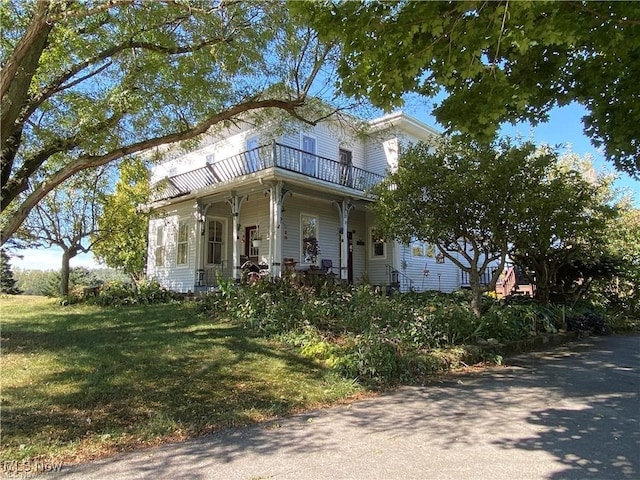 view of front of property featuring a front yard and a porch