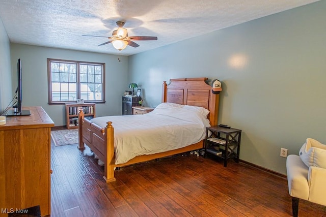 bedroom featuring a textured ceiling, dark hardwood / wood-style floors, and ceiling fan