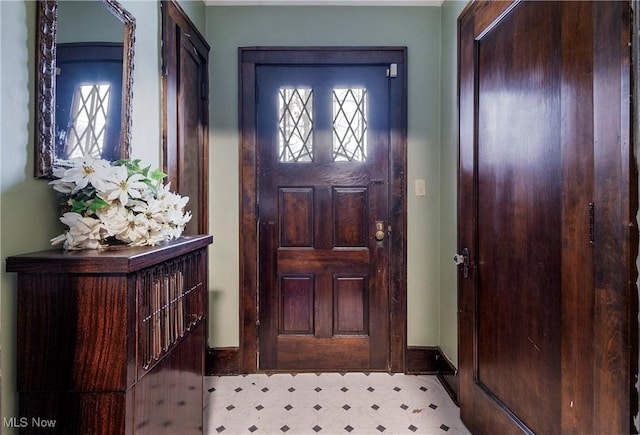 1011 Genesee Dr, Youngstown, OH 44511 - view of entryway