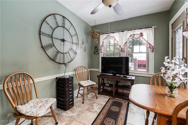 1011 Genesee Dr, Youngstown, OH 44511 - sitting room featuring ceiling fan