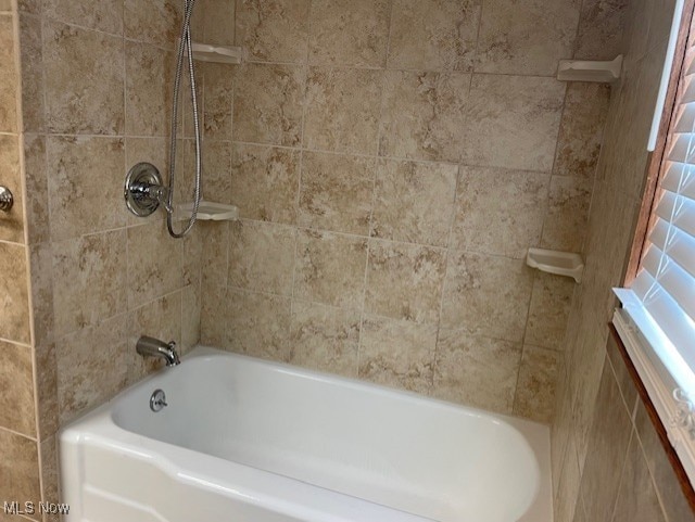 bathroom featuring tiled shower / bath combo