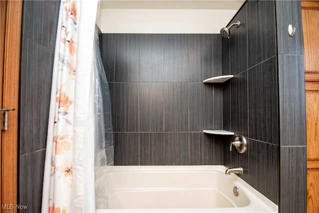 bathroom featuring shower / tub combo