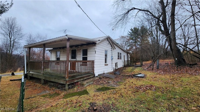 view of front of property featuring a front lawn