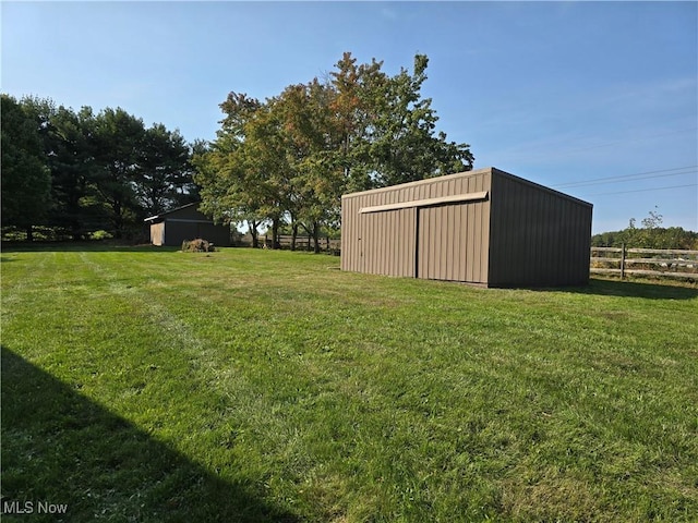 view of yard with an outbuilding