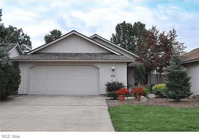 view of front of home featuring a garage and a front yard