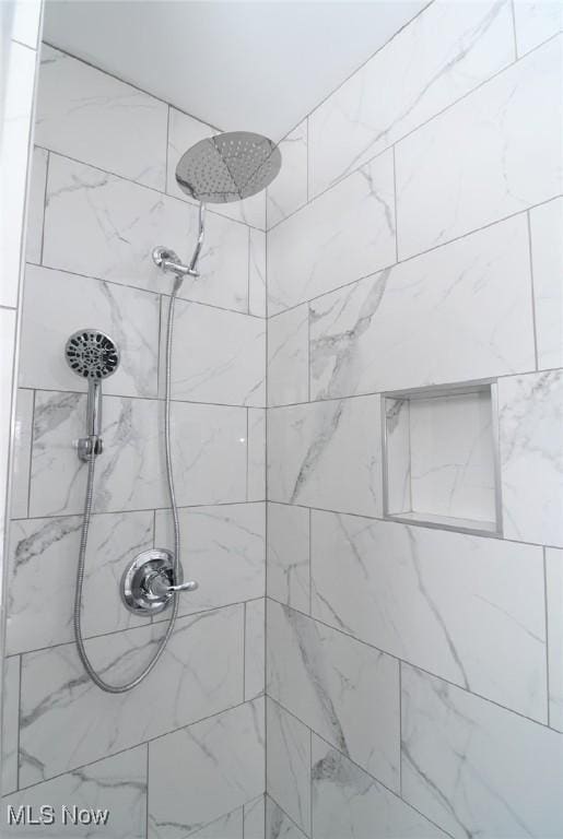 bathroom featuring a tile shower