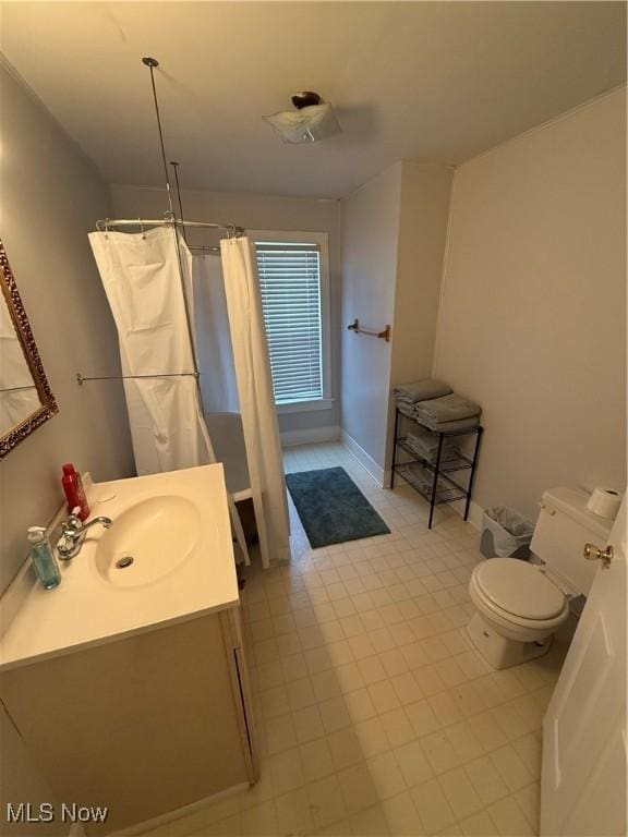 bathroom with a shower with curtain, vanity, and toilet