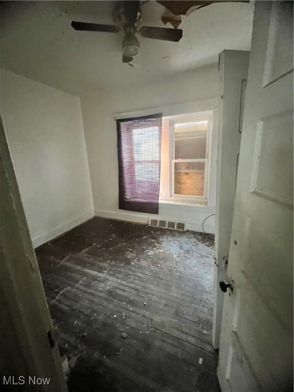 unfurnished room with ceiling fan