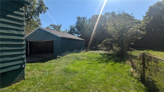 view of yard featuring an outbuilding