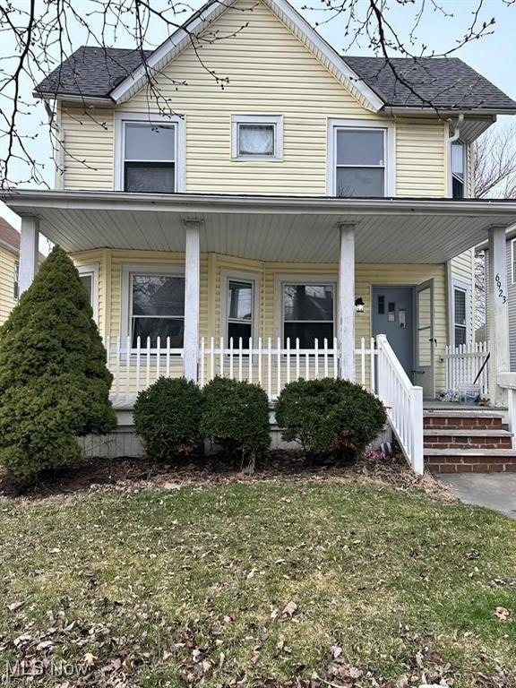 view of front of house with a front lawn and covered porch