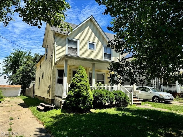 view of front of property featuring a porch and a front lawn