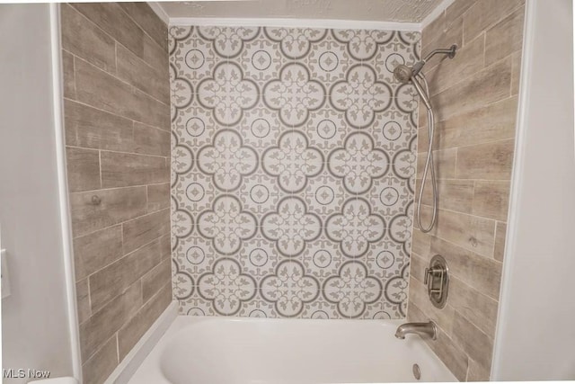 bathroom featuring tiled shower / bath combo