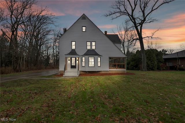 view of front facade featuring a lawn