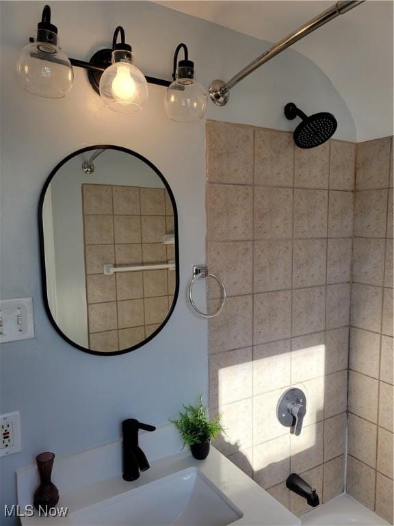 bathroom with tiled shower / bath and sink