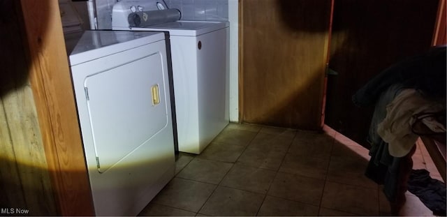 laundry room featuring tile patterned floors and washing machine and clothes dryer