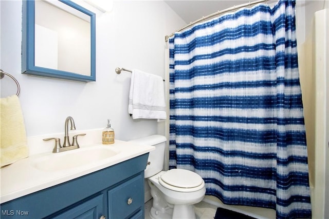 bathroom with a shower with shower curtain, vanity, and toilet