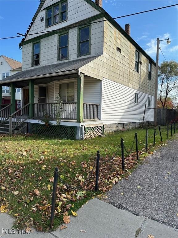 view of front facade featuring covered porch and a front yard