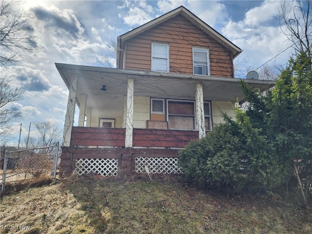 view of front of house with covered porch and fence