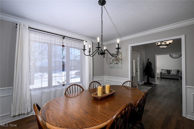 dining space featuring crown molding, an inviting chandelier, a textured ceiling, and dark hardwood / wood-style flooring