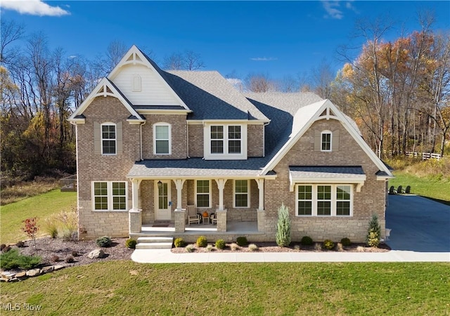 craftsman house featuring a front lawn and a porch