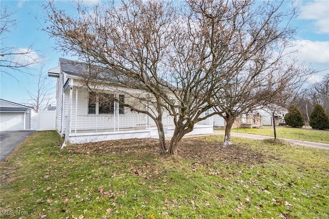 view of front of property featuring covered porch and a front lawn