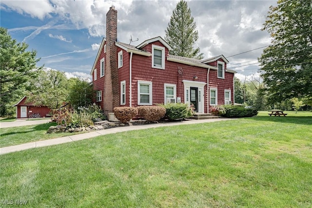 view of front of property featuring a front yard