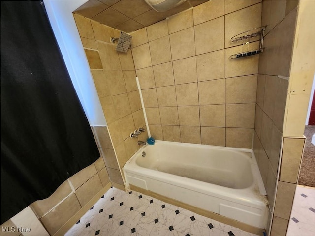 bathroom featuring tiled shower / bath