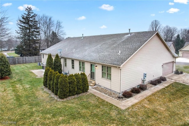 1089 Park Pl, Niles, OH 44446 - exterior space with a yard and a garage