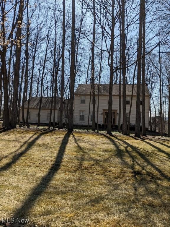 view of front of property featuring a front lawn