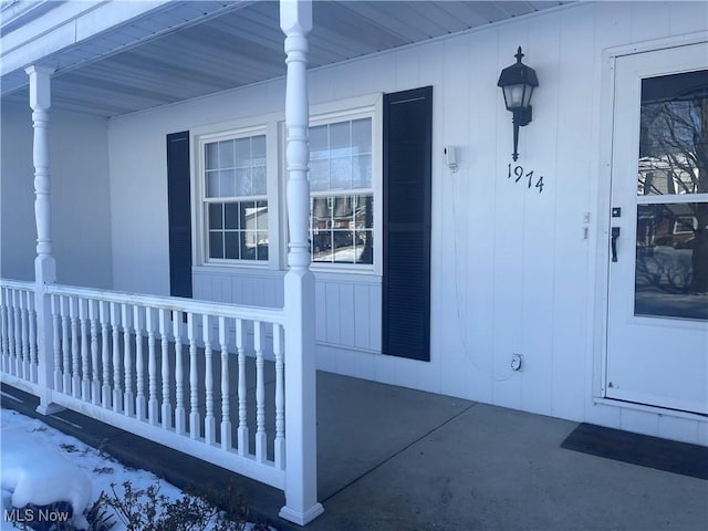 entrance to property featuring covered porch