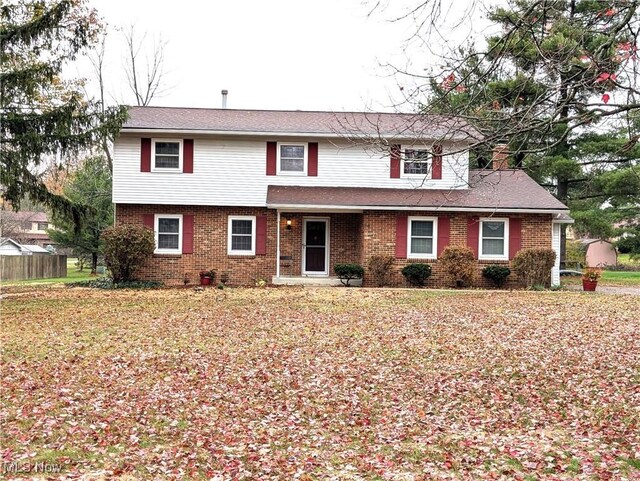 front of property with a front lawn