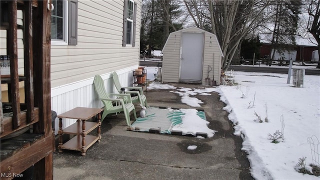 exterior space featuring a shed