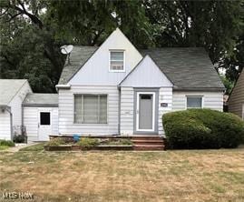 view of front of house featuring a front yard