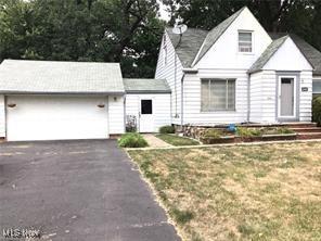 view of front of house with a garage and a front yard