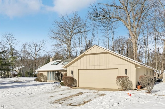 view of front facade featuring a garage