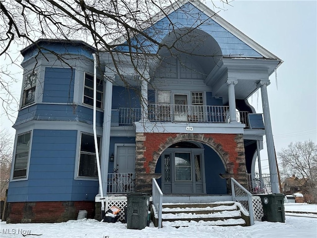 view of front of property featuring covered porch