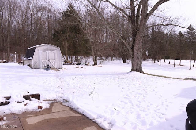 view of yard layered in snow