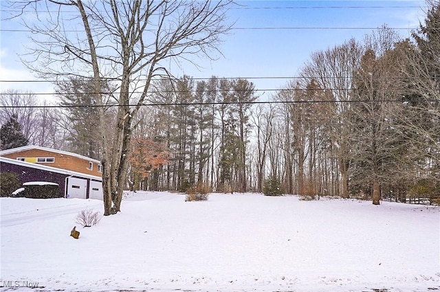 view of yard layered in snow