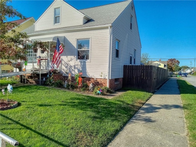 view of front of home featuring a front yard